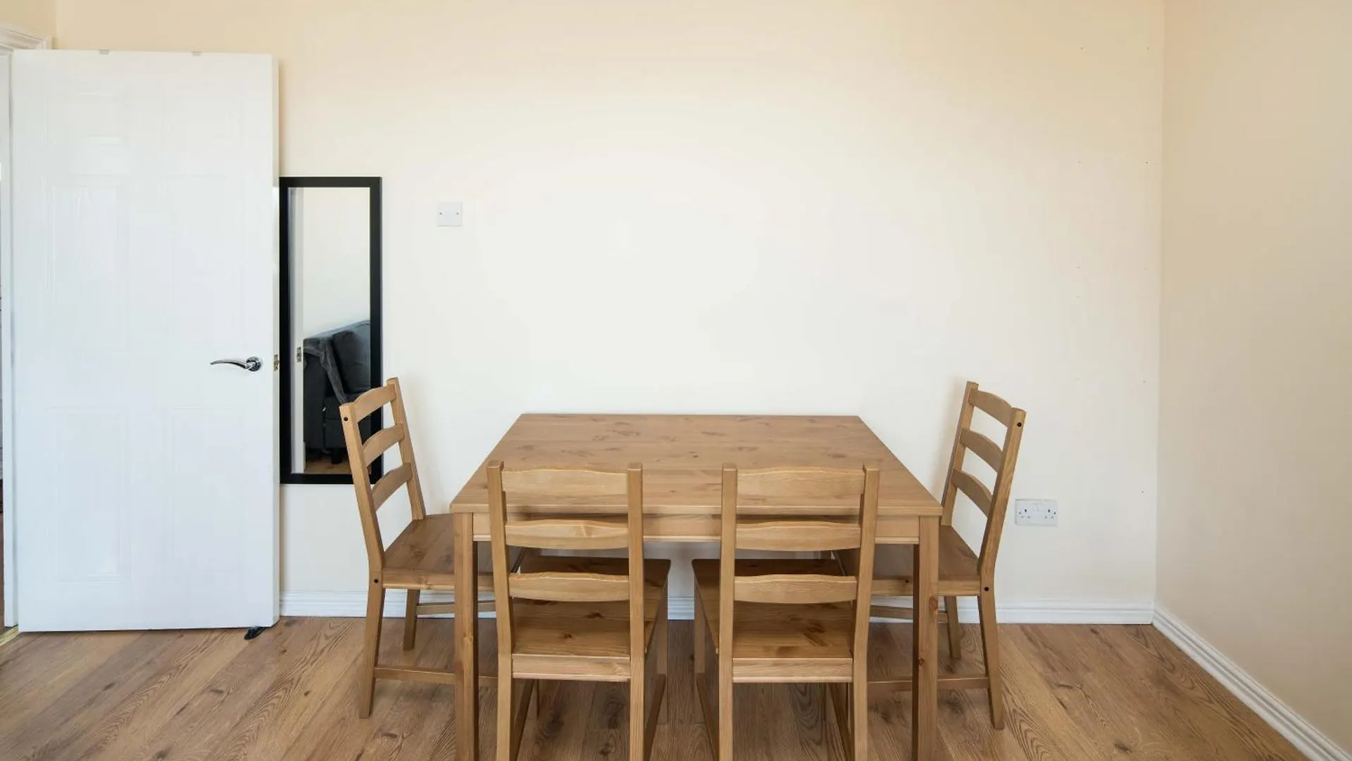 2Bd London Flat - City Buzz & Parkside Serenity United Kingdom