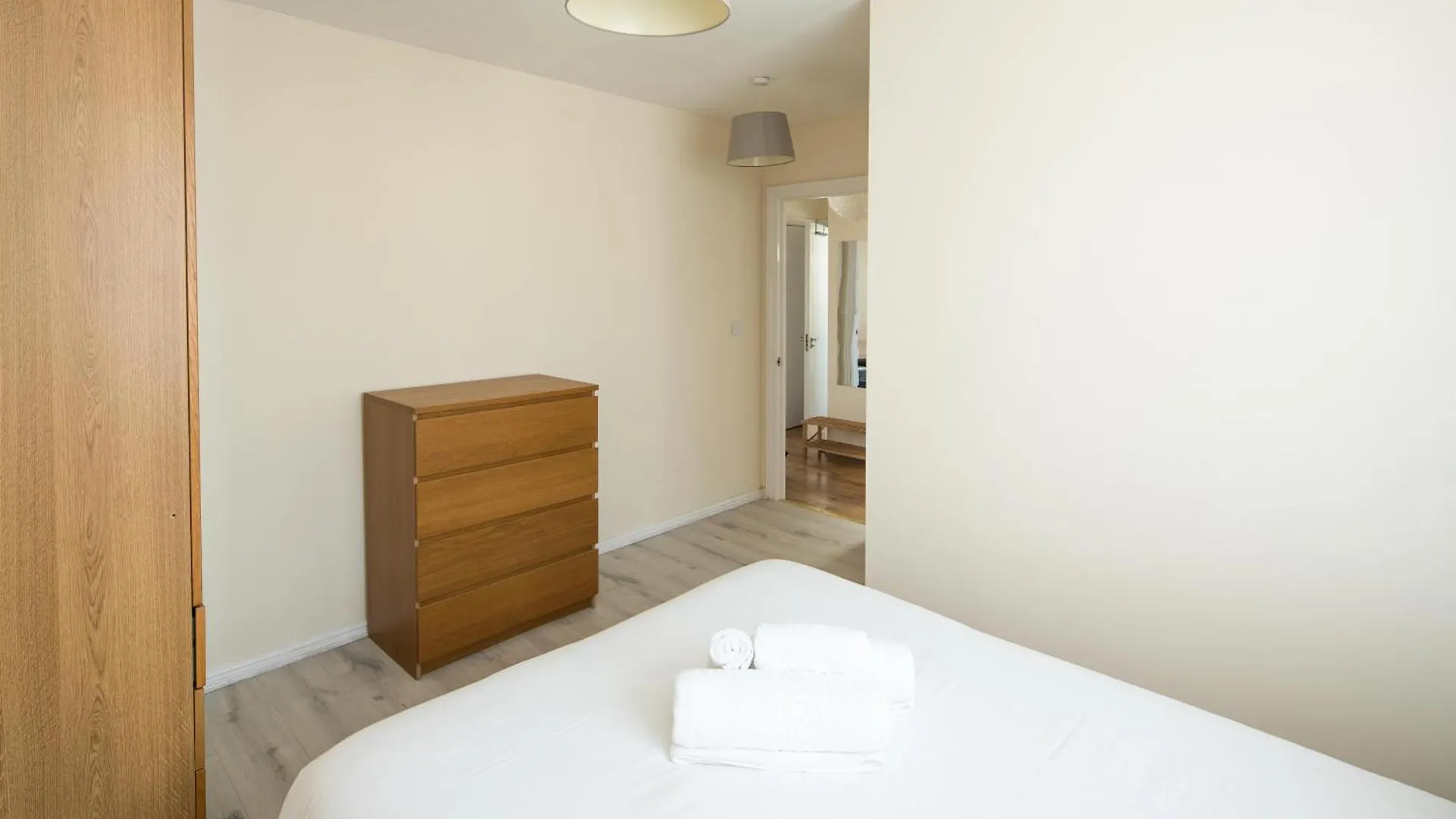 Apartment 2Bd London Flat - City Buzz & Parkside Serenity
