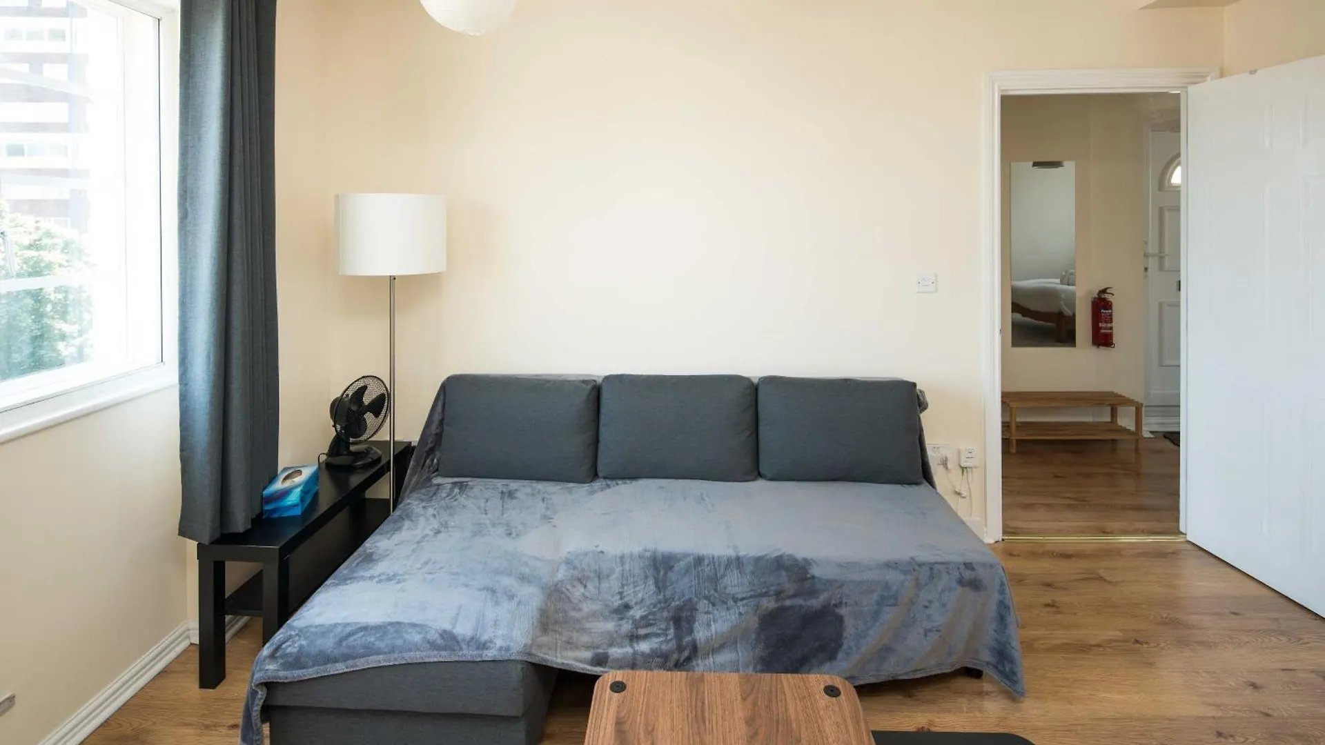 Apartment 2Bd London Flat - City Buzz & Parkside Serenity United Kingdom