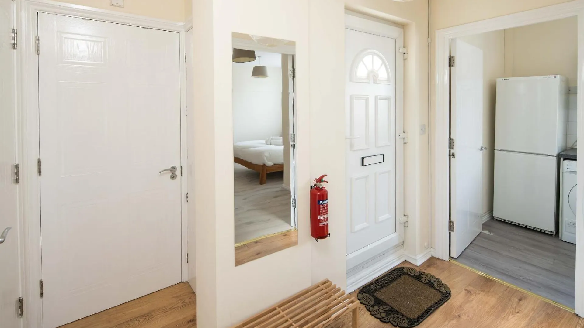 Apartment 2Bd London Flat - City Buzz & Parkside Serenity United Kingdom