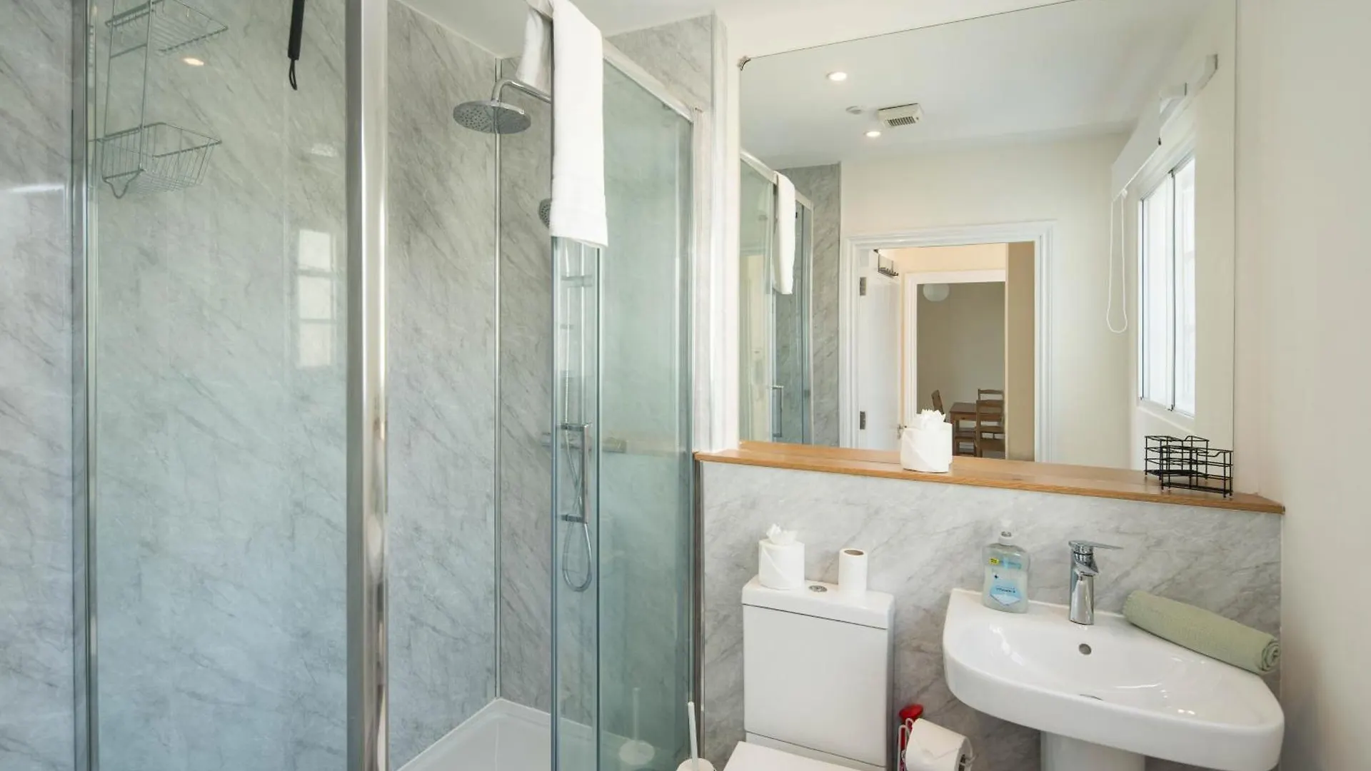 2Bd London Flat - City Buzz & Parkside Serenity Apartment
